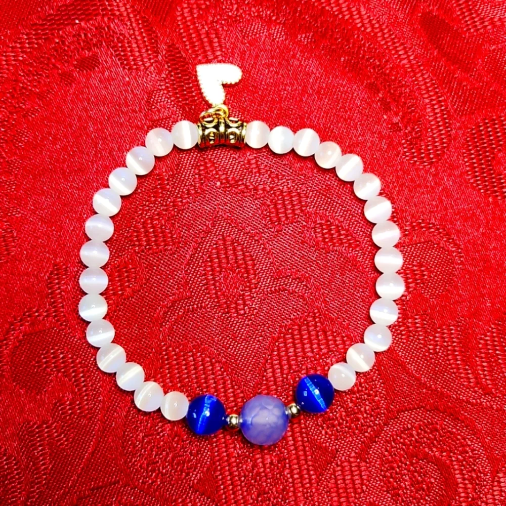 NWT Gorgeous Blue and White Cat Eye with golden accents Stretch Bracelet - Picture 2 of 3